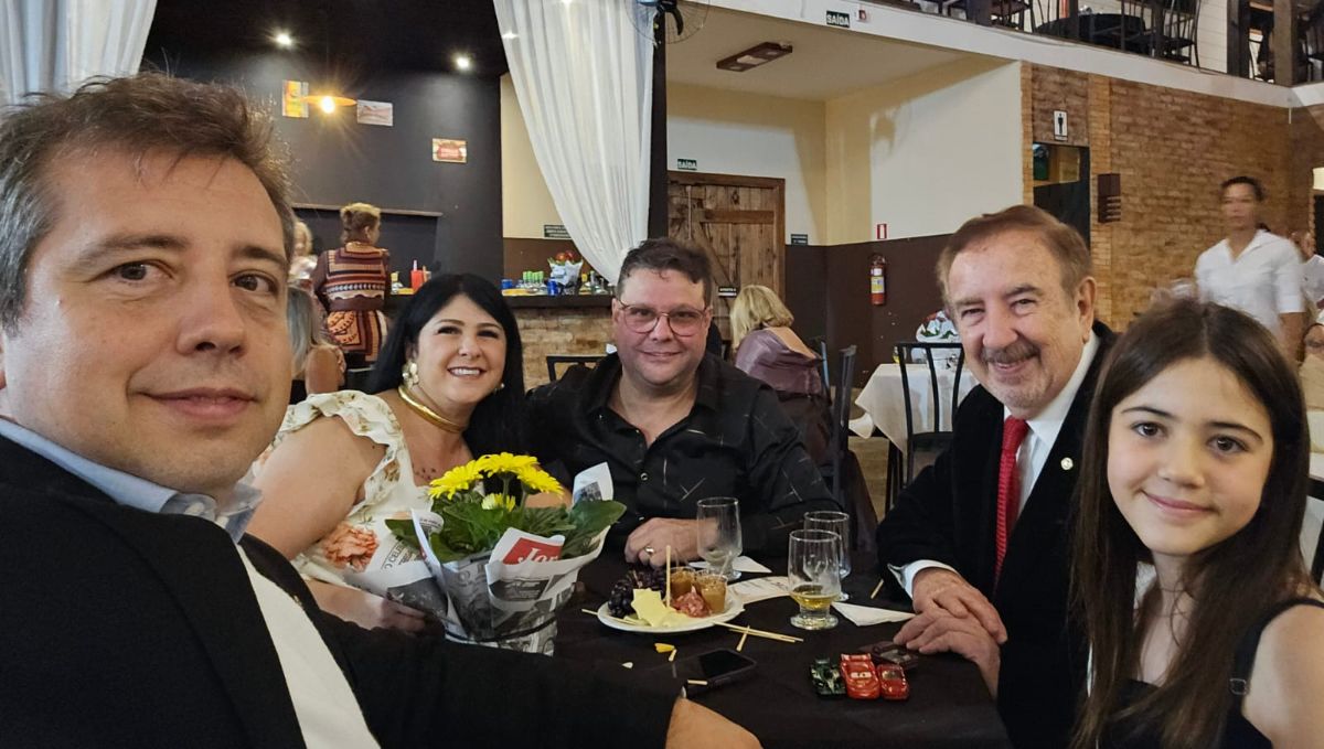 Dr. Valter recebe mais uma homenagem com a presença de família e de amigos